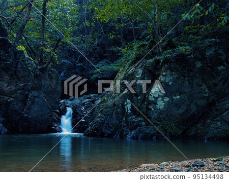 A small waterfall on the way to Tar Falls, Hiraminami River, Ogimi Village, Okinawa Prefecture 95134498