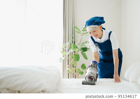 清潔床的管家資深婦女 95134617
