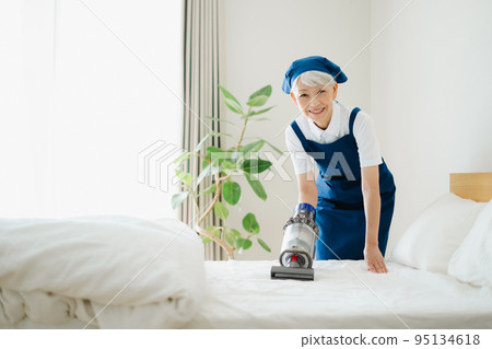 清潔床的管家資深婦女 95134618
