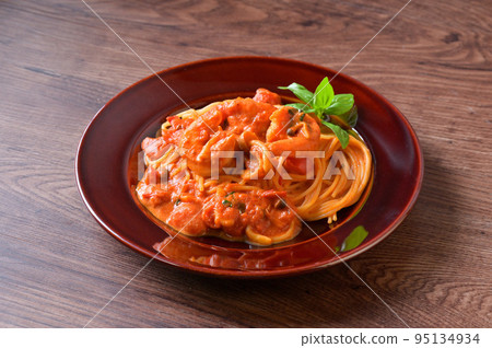 Tomato cream pasta with shrimp and shimeji mushrooms. Spaghetti with shrimp and shimeji mushrooms in tomato sauce. 95134934