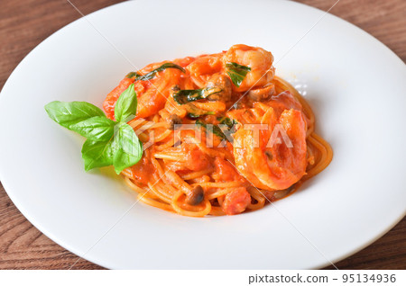 番茄奶油意大利面配蝦和石門菇。意大利面配蝦和 shimeji 蘑菇番茄醬。 95134936