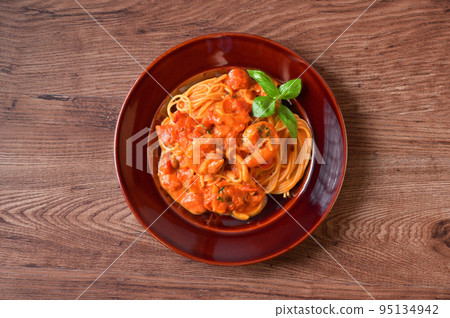 番茄奶油意大利面配蝦和石門菇。意大利面配蝦和 shimeji 蘑菇番茄醬。 番茄奶油意大利面配蝦和石門菇。意大利面配蝦和 shimeji 蘑菇番茄醬。 95134942