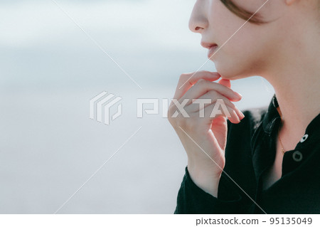一個女人站在海邊的照片 一個女人站在海邊的照片 95135049