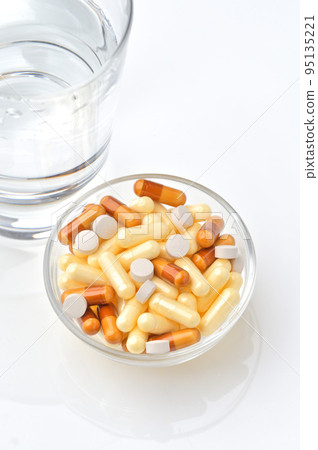 維生素和水。健康形象。補充。 95135221