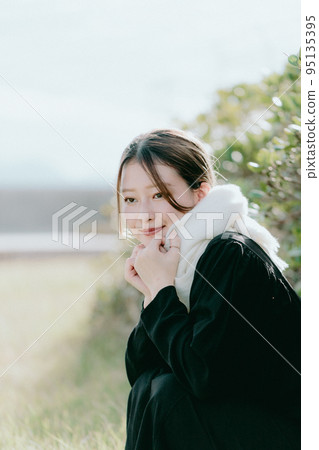 戴圍巾的女人的照片 95135395