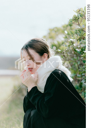 戴圍巾的女人的照片 95135396