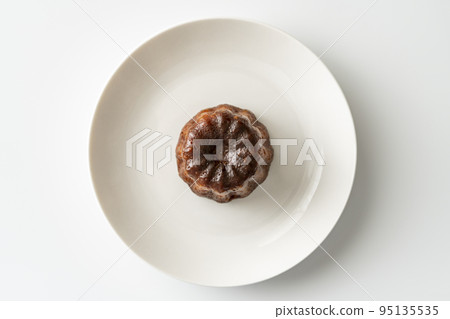 白盤上的法式糕點 canelé [白色背景] 95135535