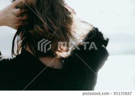 一個女人站在海邊的照片 一個女人站在海邊的照片 95135687