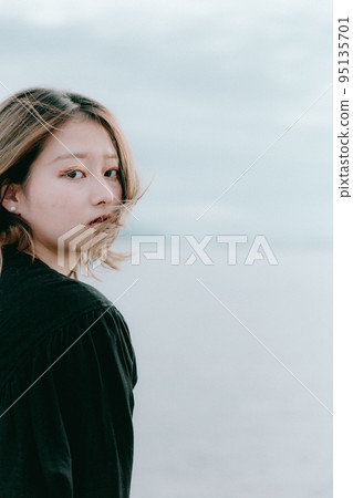 一個女人站在海邊的照片 95135701