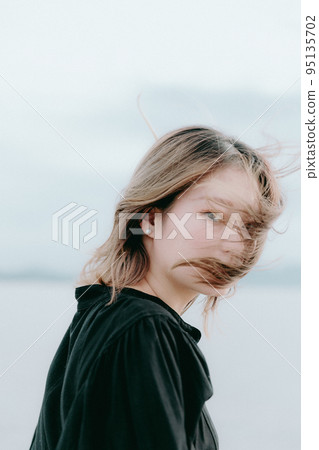 一個女人站在海邊的照片 一個女人站在海邊的照片 95135702