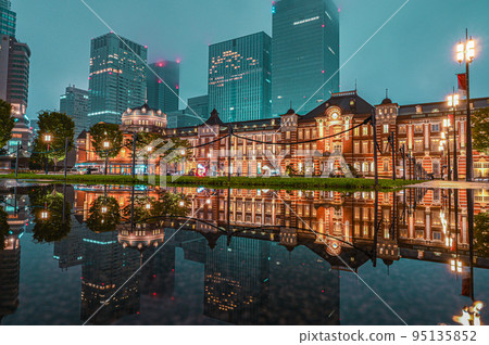 Tokyo Station Reflection 95135852