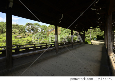 Heian Jingu Shrine Higashinjinen Taishirakaku and Seo Fond Pond Heian Jingu Shrine Higashinjinen Taishirakaku and Seo Fond Pond 95135869