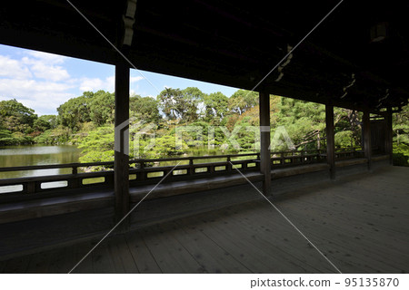 Heian Jingu Shrine Higashinjinen Taishirakaku and Seo Fond Pond Heian Jingu Shrine Higashinjinen Taishirakaku and Seo Fond Pond 95135870