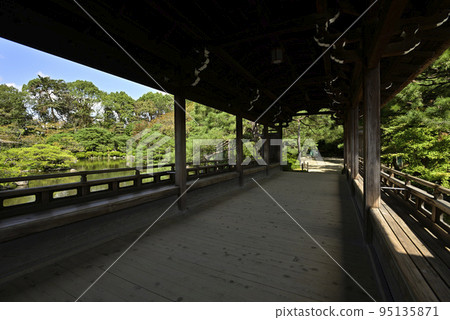 Heian Jingu Shrine Higashinjinen Taishirakaku and Seo Fond Pond Heian Jingu Shrine Higashinjinen Taishirakaku and Seo Fond Pond 95135871