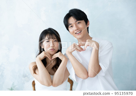 Young couple doing heart pose 95135970