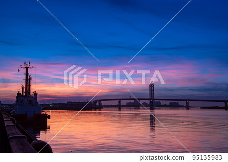 夏日早晨在四日市港的黎明和稻葉港線 95135983