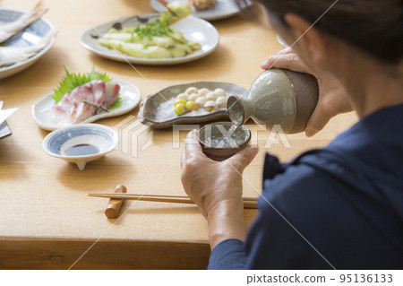 Evening drink Drinking at home Drinking sake Japanese people drinking at home Evening drink Drinking at home Drinking sake Japanese people drinking at home 95136133