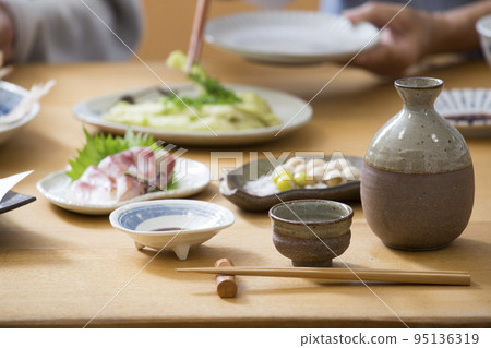 在家喝酒的餐桌，晚餐喝清酒，日本料理 95136319