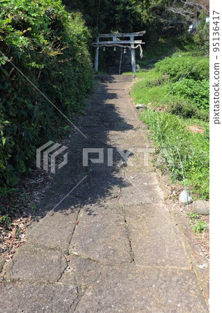 The approach to Komusubi Shrine (stone pavement) 95136417