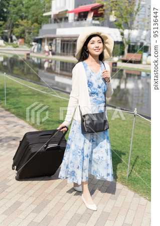 一名年輕女子拉著行李箱在名古屋觀光 一名年輕女子拉著行李箱在名古屋觀光 95136447