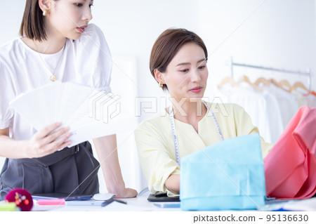 Business designer A woman having a meeting 95136630