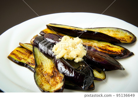 美味的秋茄在油中烤成褐色,然後與姜末一起食用。 美味的秋茄在油中烤成褐色,然後與姜末一起食用。 95136649