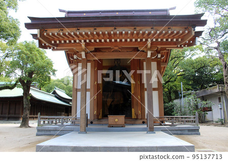 Kameyama Retired Emperor Statue Hall in Hakozakigu Shrine Kameyama Retired Emperor Statue Hall in Hakozakigu Shrine 95137713