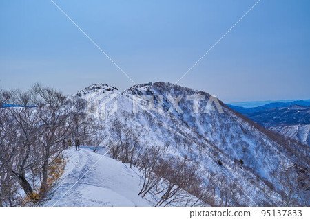 冬天從谷川岳的天神嶺眺望天神山和天神平觀光纜車頂站 95137833