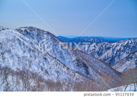 冬天從谷川岳的天神嶺眺望天神山和天神平觀光纜車頂站 95137839