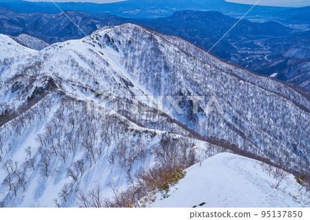 Looking towards Tenjinyama and Tenjindaira sightseeing lift top station from Tenjin Ridge of Tanigawadake in winter Looking towards Tenjinyama and Tenjindaira sightseeing lift top station from Tenjin Ridge of Tanigawadake in winter 95137850