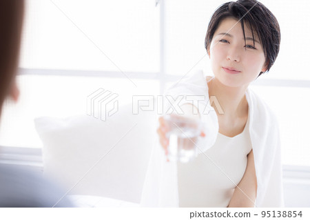 美女圖片 女人洗澡後喝水 美女圖片 女人洗澡後喝水 95138854