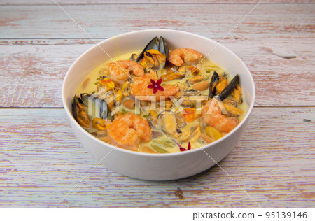 Recipe for marinated mussels with fresh cream, saffron curry and prawns Recipe for marinated mussels with fresh cream, saffron curry and prawns 95139146