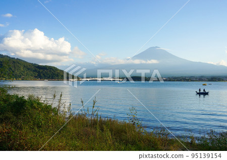 Mt.Fuji in clear autumn weather looking over Lake Kawaguchiko Mt.Fuji in clear autumn weather looking over Lake Kawaguchiko 95139154