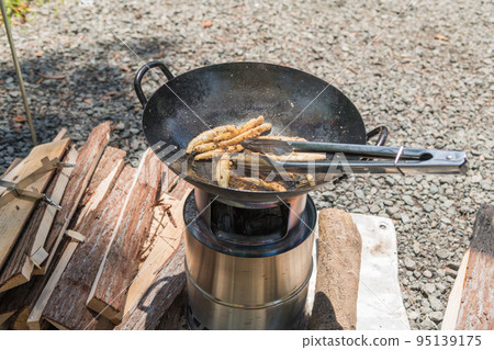 [Minimum solo camp at the auto campsite: Cook fried smelt with a small amount of oil on a bonfire] 95139175