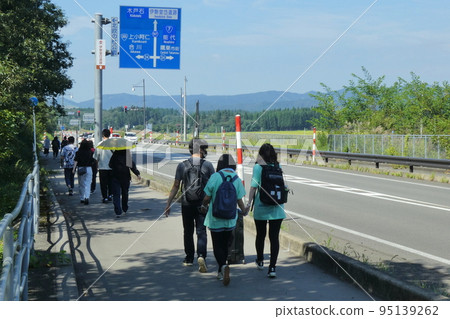 People heading to the festival venue on foot from Odate-Noshiro Airport 95139262