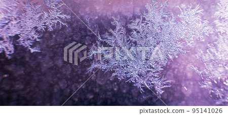 snow pattern on the glass from frost 95141026