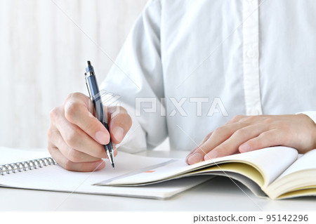 Hand of a person who works hard to study 95142296