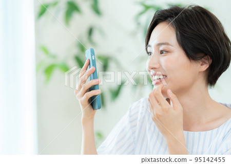 Woman receiving online dental treatment 95142455