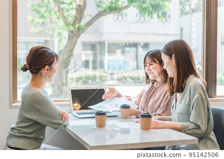 在咖啡館進行商務談判（會議/銷售）的女商人 95142506