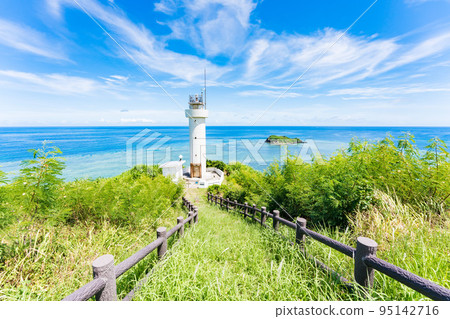 俯瞰大海的山丘上的燈塔 平久保崎燈塔 95142716