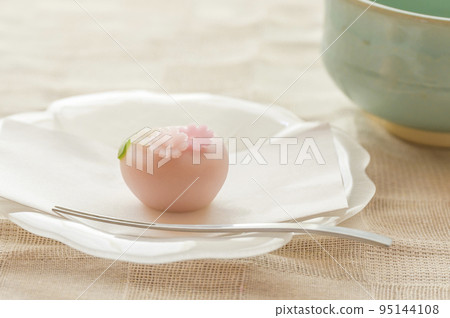 Tea time with Japanese confectionery - Nerikiri (Nerikiri) in the shape of seasonal flowers Tea time with Japanese confectionery - Nerikiri (Nerikiri) in the shape of seasonal flowers 95144108