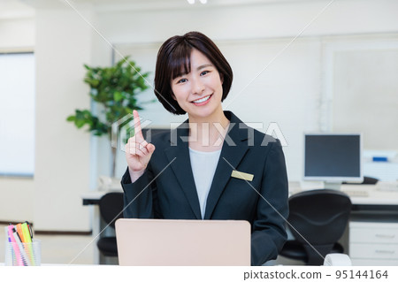 Young business woman working in the office 95144164