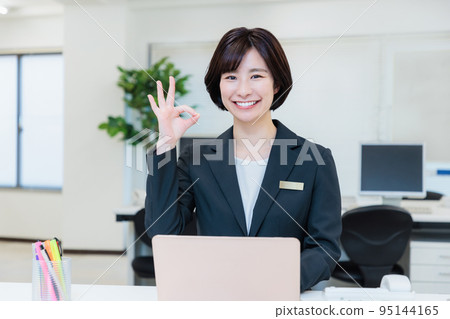 Young business woman working in the office 95144165