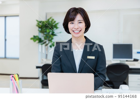在辦公室工作的年輕女商人 在辦公室工作的年輕女商人 95144168