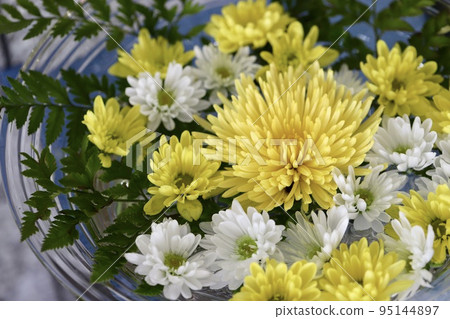 入口處的玻璃容器中的花chozui 95144897