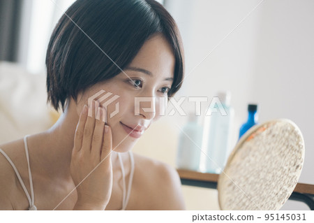 A woman who looks at that mirror for short hair, skin care image A woman who looks at that mirror for short hair, skin care image 95145031