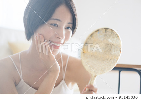 A woman who looks at that mirror for short hair, skin care image 95145036