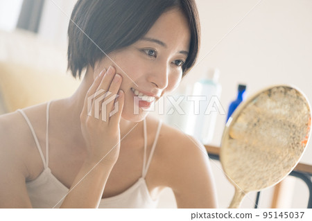 一個看那面鏡子短髮的女人，護膚形象 95145037