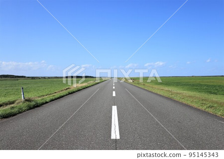 A straight road that stretches forever 95145343