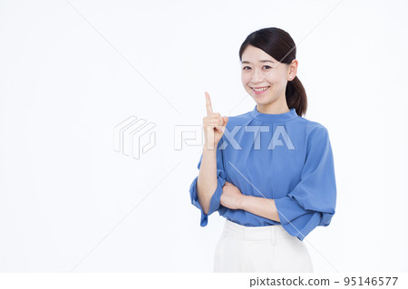 三十多歲的女商人指著 三十多歲的女商人指著 95146577